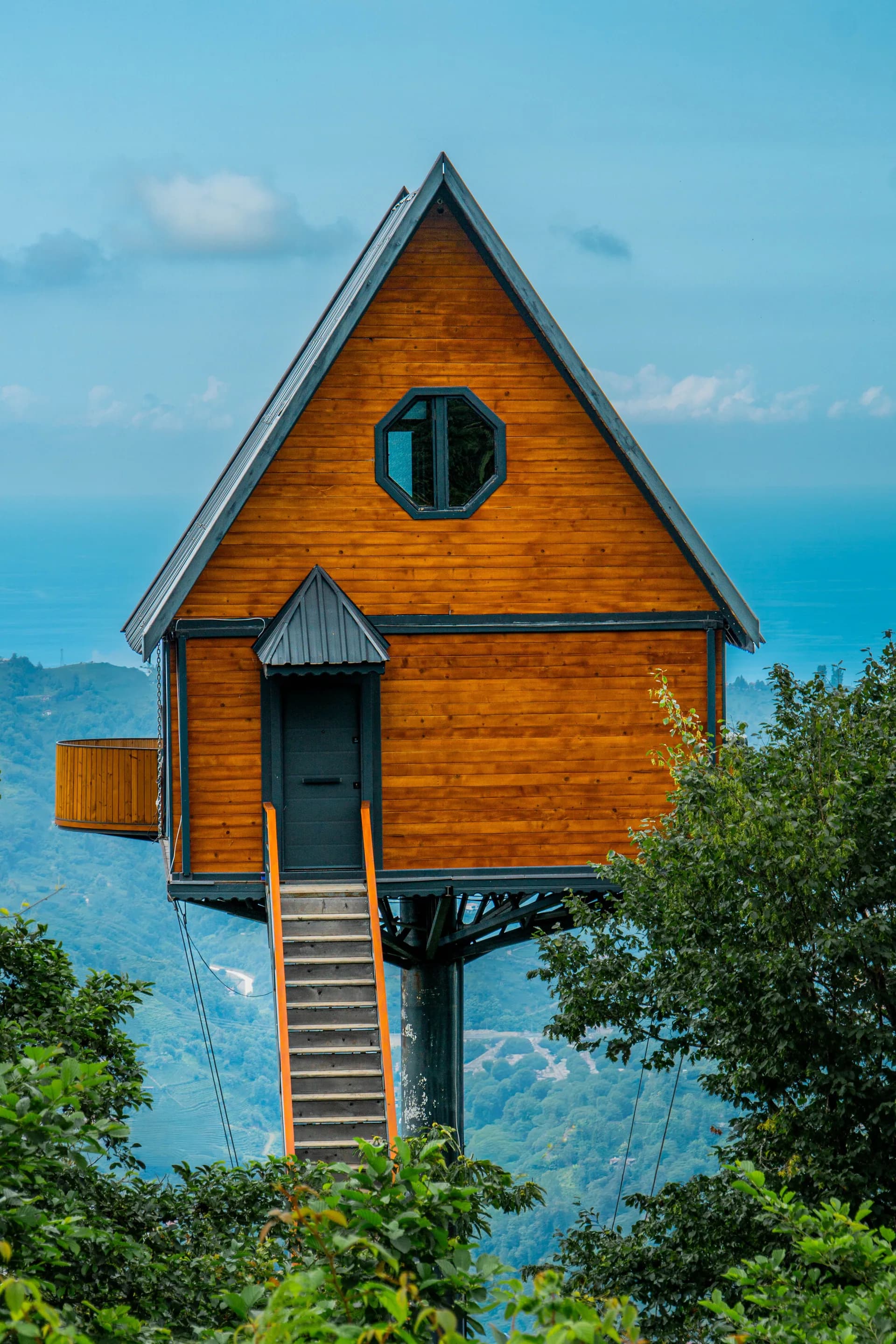 Exemple d'image BookNoFees : cabane en bois avec un escalier et vue sur la vallée