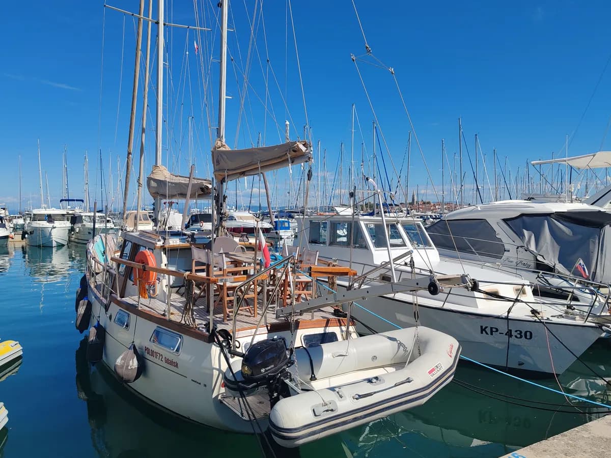 BookNoFees Beispielbild: Segelboote mit Holzdecks und Masten an einem Hafensteg