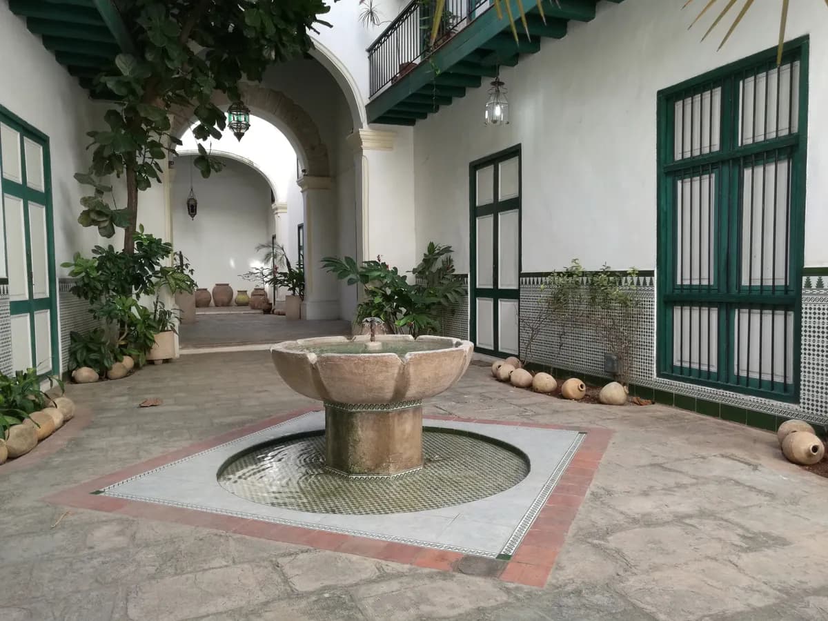 BookNoFees Beispielbild: Kubanischer Innenhof mit Brunnen und grün gestrichenen Türen