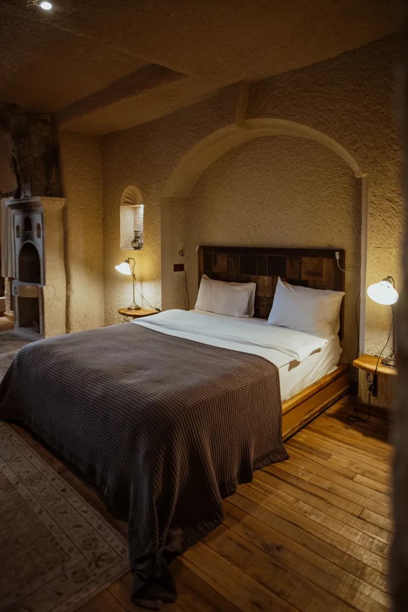 Immagine di esempio di BookNoFees: camera da letto con volta in pietra chiara e luce calda