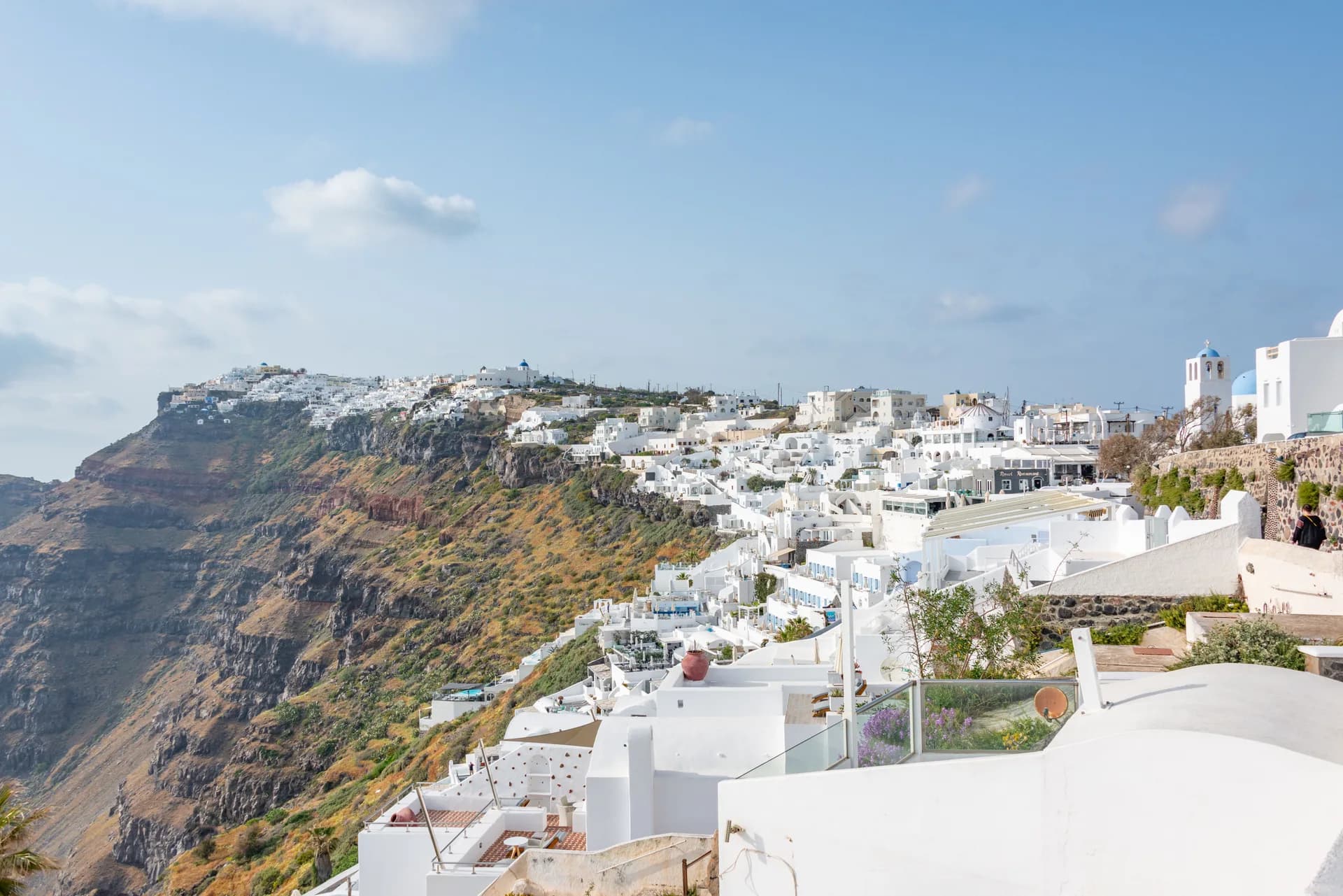 Immagine di esempio BookNoFees: case bianche sui ripidi pendii di Santorini