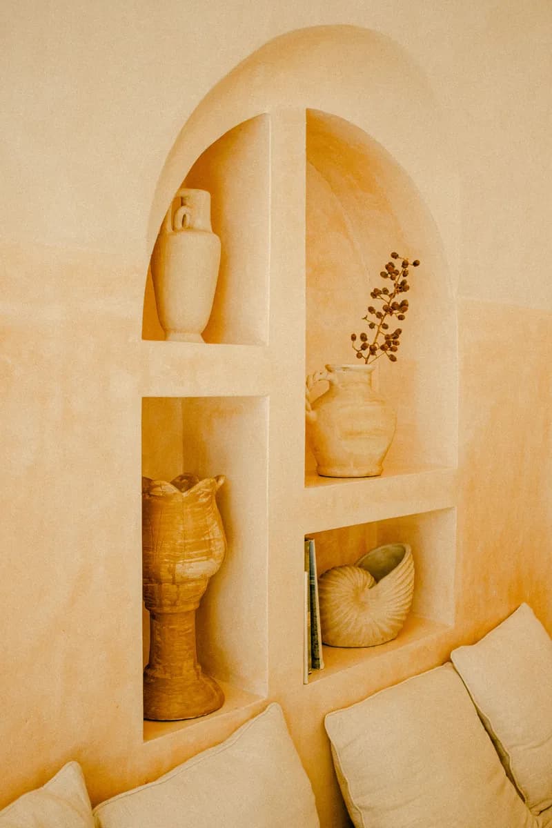 Immagine di esempio di BookNoFees: ceramiche in una nicchia muraria arrotondata e bombata
