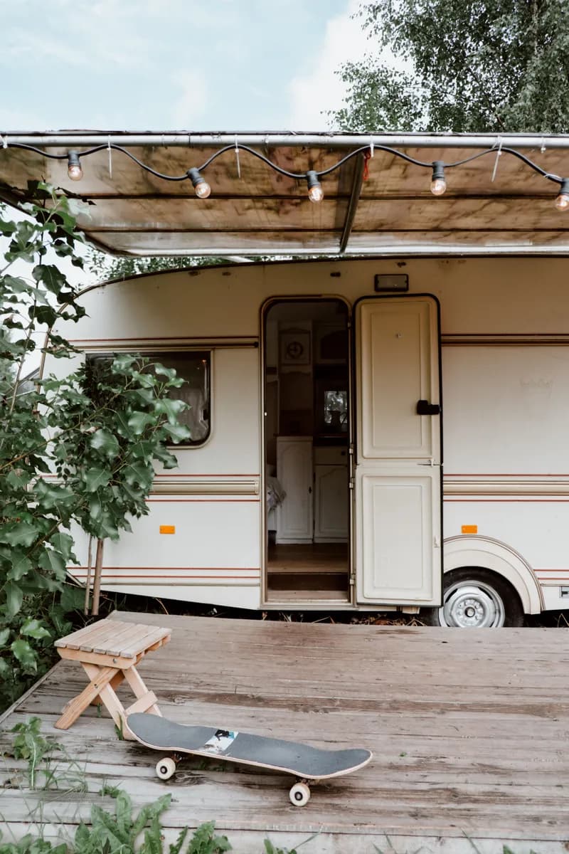 BookNoFees Beispielbild: Wohnwagen mit offener Tür an einer Holzterrasse