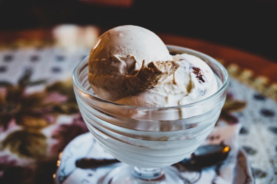 BookNoFees: Beispielfoto: Eis in einer Glasschale