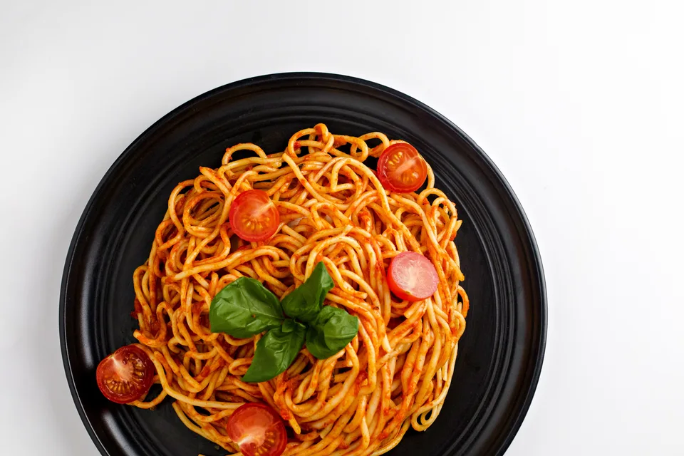 BookNoFees: Beispielfoto: Spaghetti mit Tomatensosse und Basilikum