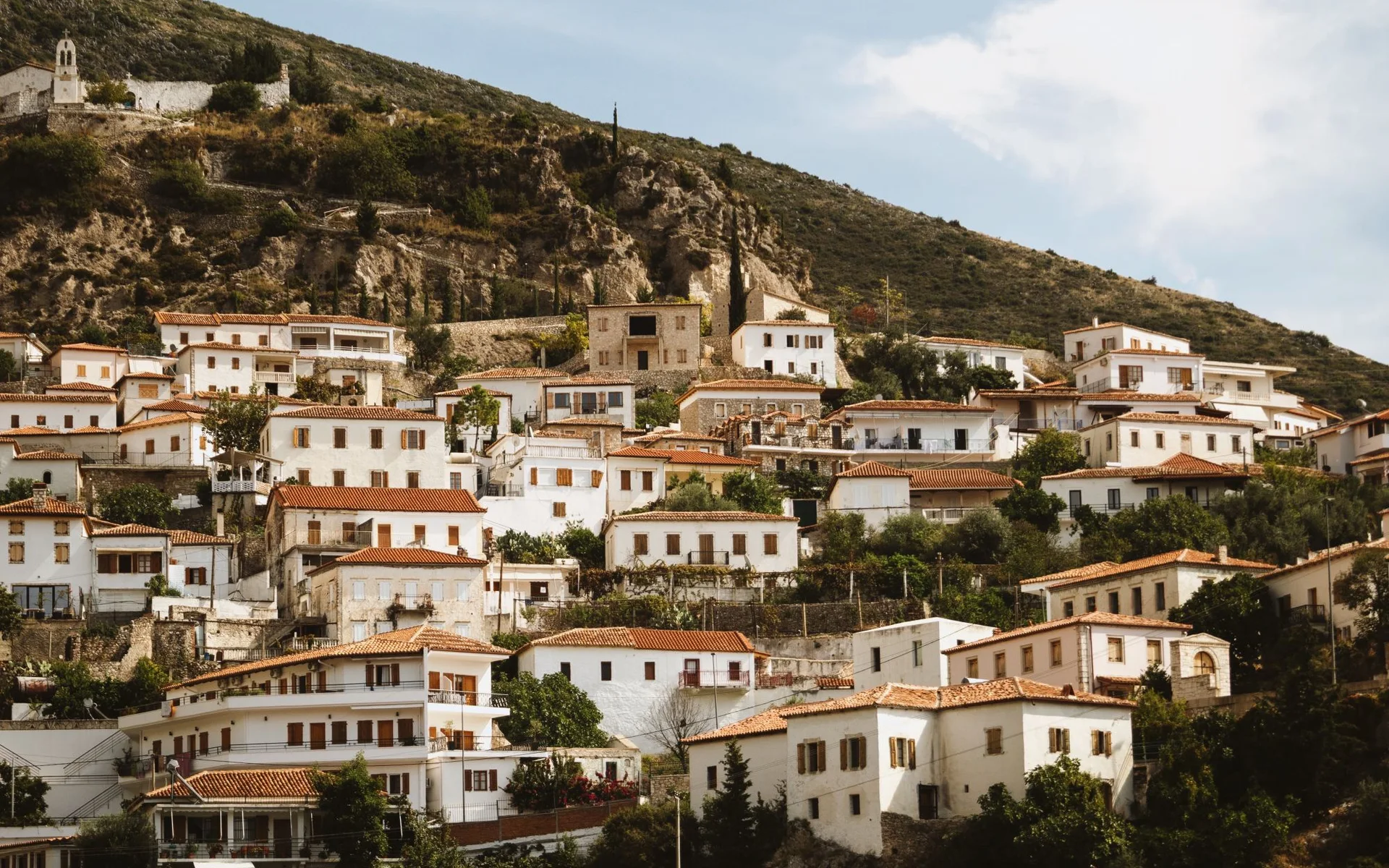 Traditionelle Häuser am Hang in Dhërmi, Albanien