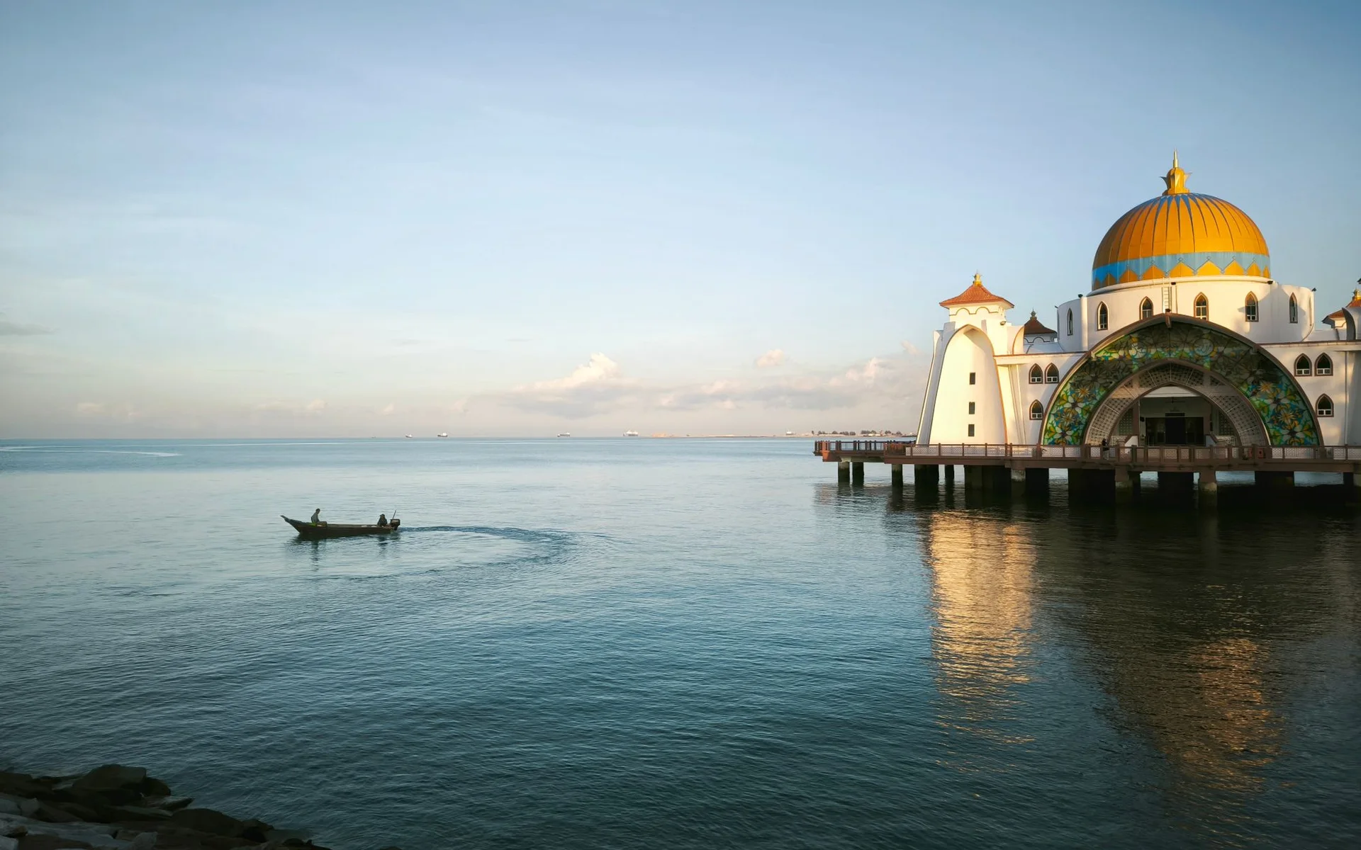 Malakka-Strassen-Moschee und Fischerboot am Wasser