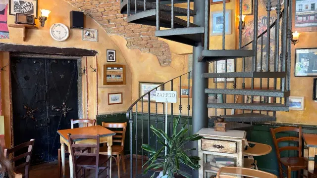 BookNoFees: Café – Le Petit Cafe – Ljubljana – Das kleine Café, Foto 2