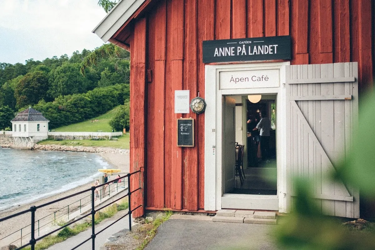 BookNoFees: Café – Anne på landet – Oslo – Anne auf dem Land, Foto 1