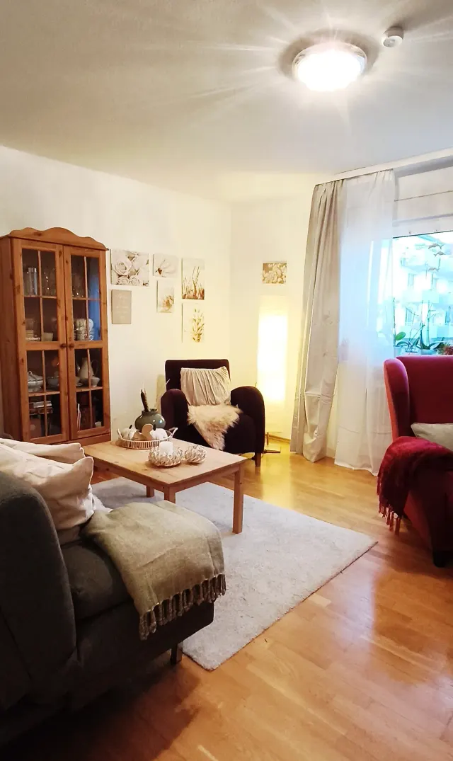 BookNoFees: Ferienwohnung in Bensheim, Hessen, Deutschland – Wohnzimmer mit Sofa, Sesseln, Holzschrank und Couchtisch