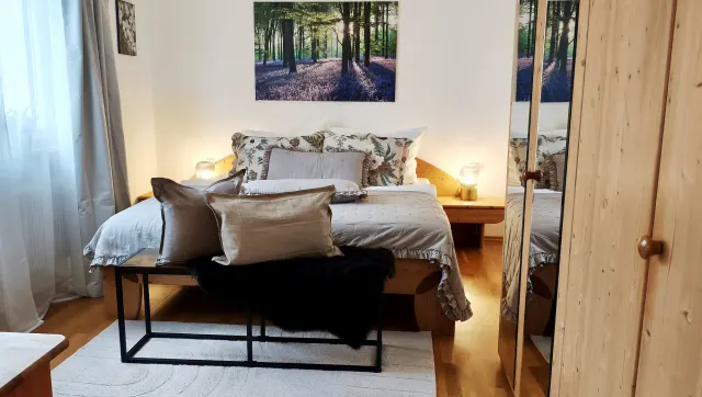 BookNoFees: Ferienwohnung in Bensheim, Hessen, Deutschland – Schlafzimmer mit Doppelbett, Waldmotiv und Spiegelschrank