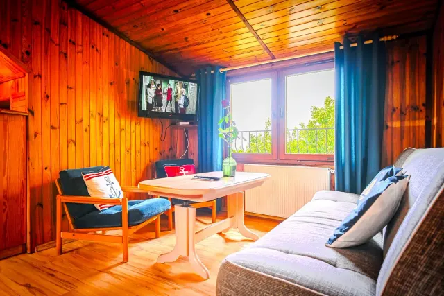 BookNoFees: Ferienwohnung in Jarosławiec – Ein ruhiges Apartment aus Holz mit Terrasse und Garten