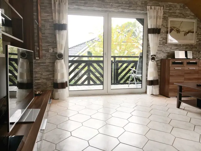 BookNoFees: Ferienwohnung in Balve – WaldLoft in Balve mit Balkon, Kamin und Badewanne