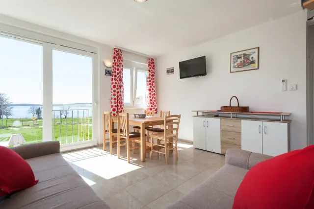 BookNoFees: Obergeschoss einer Strandvilla mit Dachterrasse in der ersten Reihe am Badestrand. – Medulin