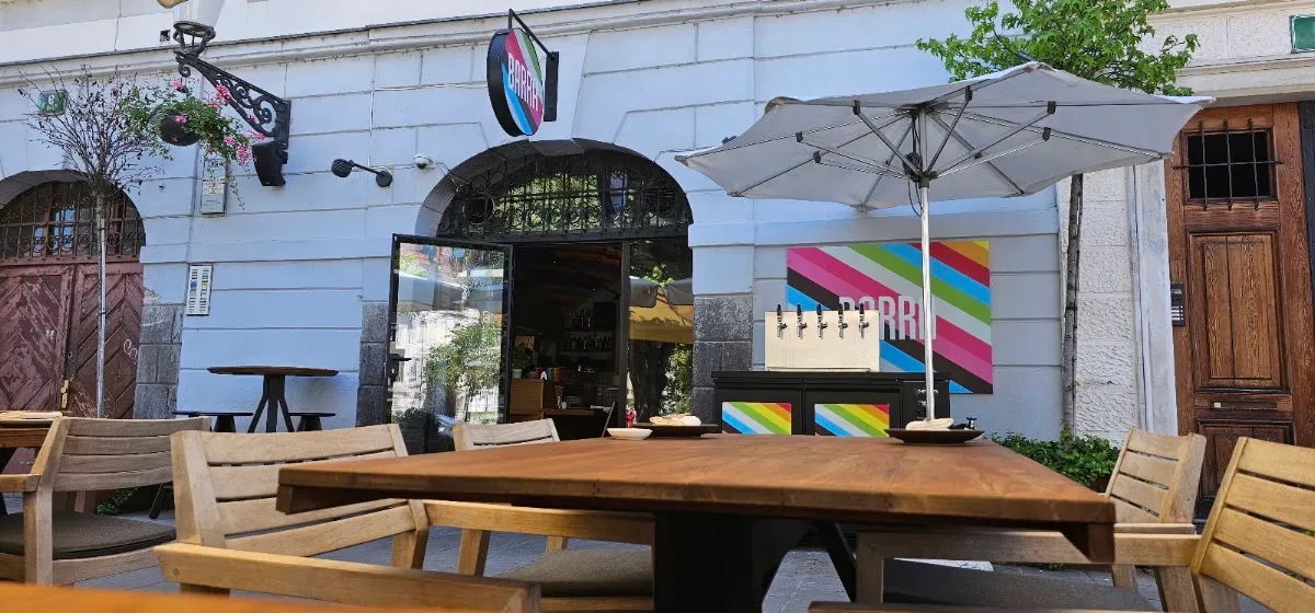 BookNoFees: Restaurant – Barra – Ljubljana – Draussen, Foto 1