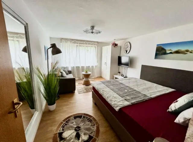 BookNoFees: Ferienwohnung in Karlsruhe – Ruhiges Apartment mit eigenem Eingang und Gartenblick