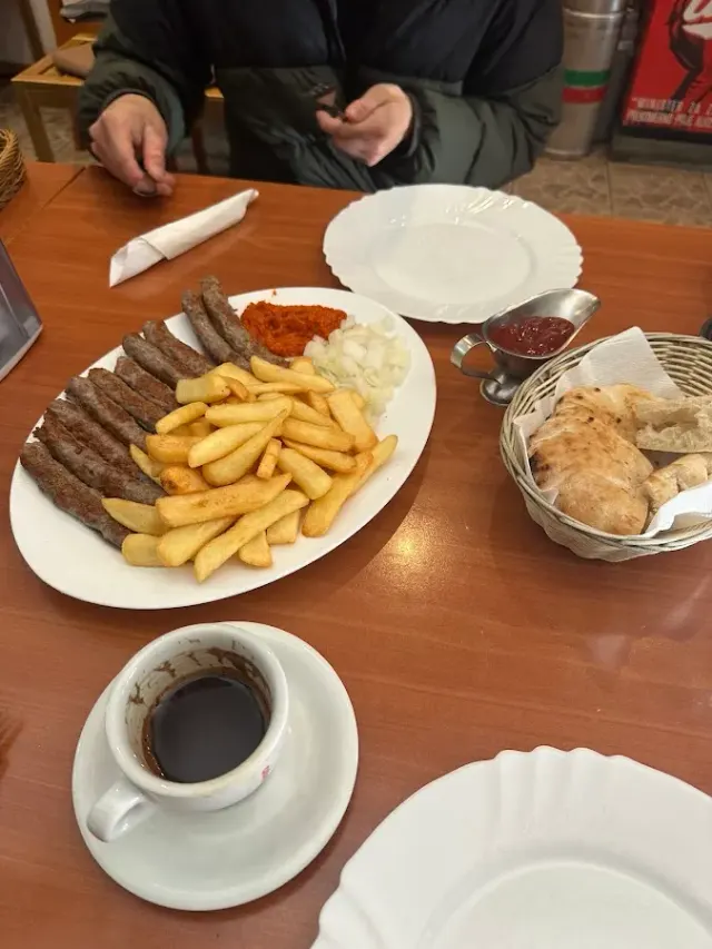 BookNoFees: Restaurant – Leskovački dvor – Ljubljana – Das Schloss von Leskovac, Foto 2