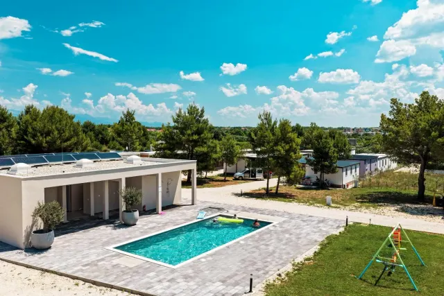 BookNoFees: Ruhiges Mobilheim mit Pool und freiem Ausblick – Privlaka
