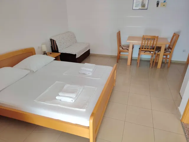 BookNoFees: Ruhiges Studio mit Balkon und Meerblick – Omiš
