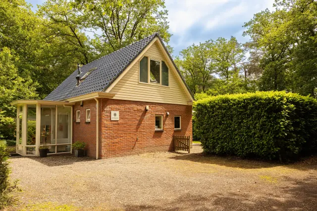 BookNoFees: Freistehendes Ferienhaus mit umzäuntem Garten und Spielgerät – Norg