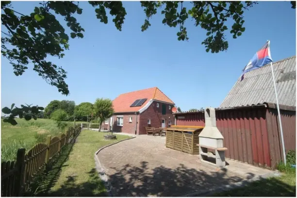 BookNoFees: Ruhiges Ferienhaus aus Ziegelsteinen mit umzäuntem Garten – Dornum
