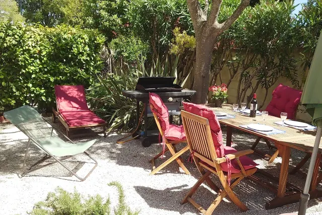 BookNoFees: Ruhige Ferienwohnung mit eingezäuntem Garten – Sanary