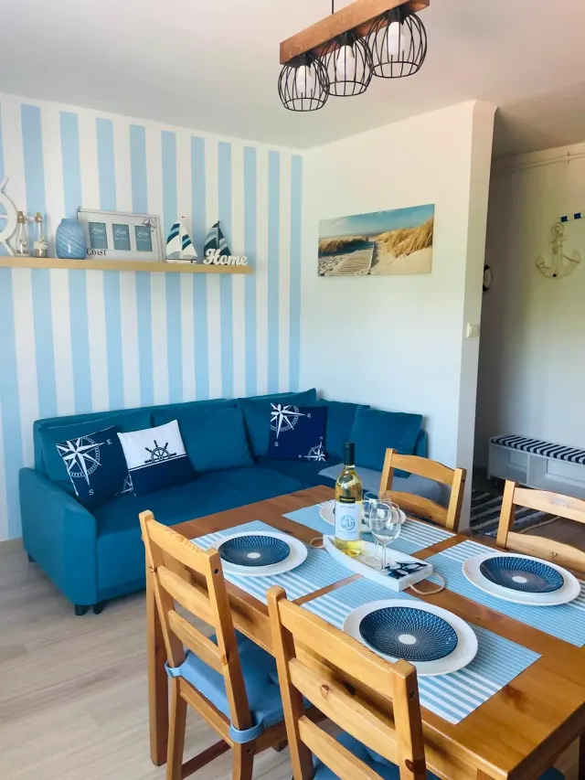 BookNoFees: Ferienwohnung in Jarosławiec – Eine Wohnung am Meer mit maritimem Flair im Erdgeschoss