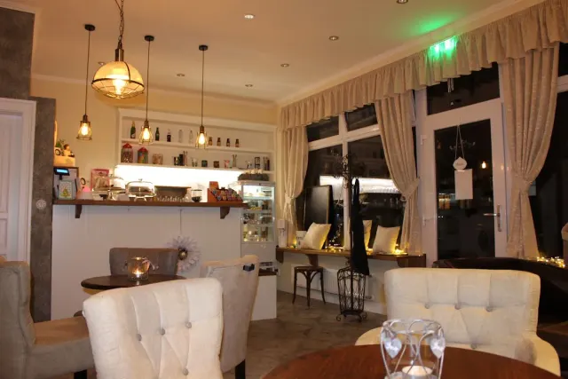 BookNoFees: Café – Babinec – Bratislava – Frauenstube, Foto 3