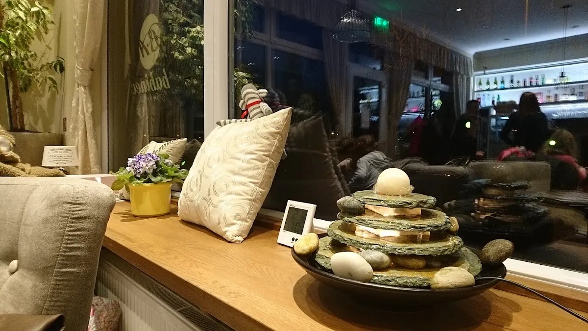 BookNoFees: Café – Babinec – Bratislava – Frauenstube, Foto 1