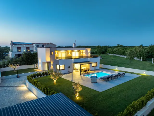 BookNoFees: Geräumige Villa mit Privatpool und Garten – Juršići