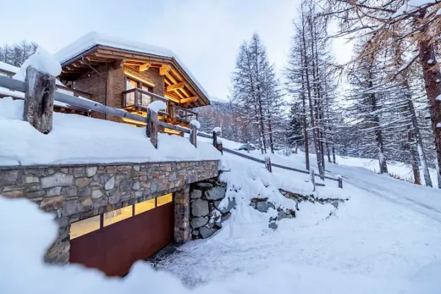 BookNoFees: Ruhige Villa in Holzbauweise – Moritz