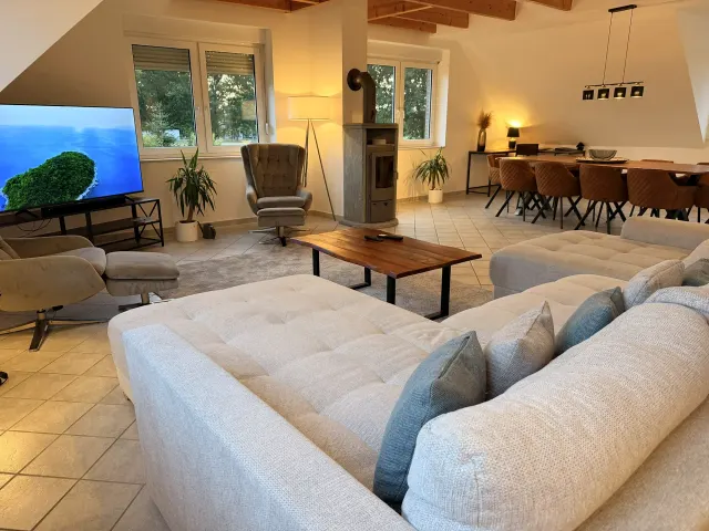 BookNoFees: Grosszügige Ferienwohnung mit Dachterrasse für Gruppen – Stuhr