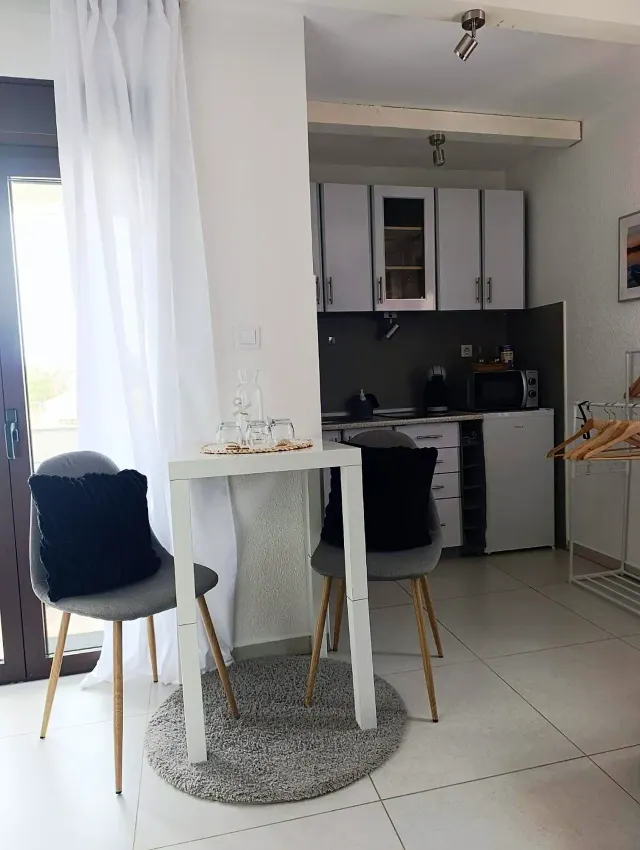 BookNoFees: Ruhiges Studio-Apartment mit Balkon und Pool – Vir