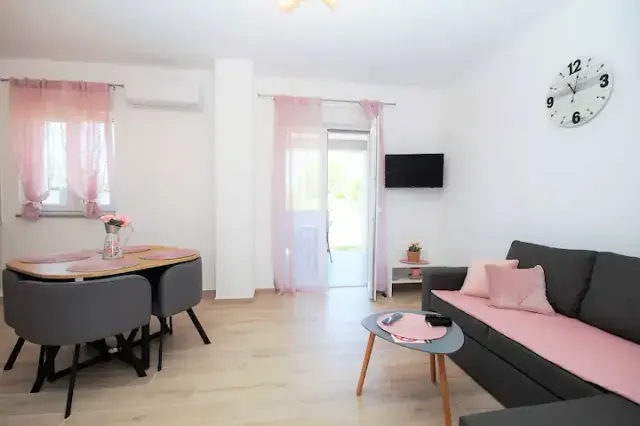BookNoFees: Ferienwohnung in Fažana – Manu B- Wohnung im EG mit Parkplatz & Strandnah