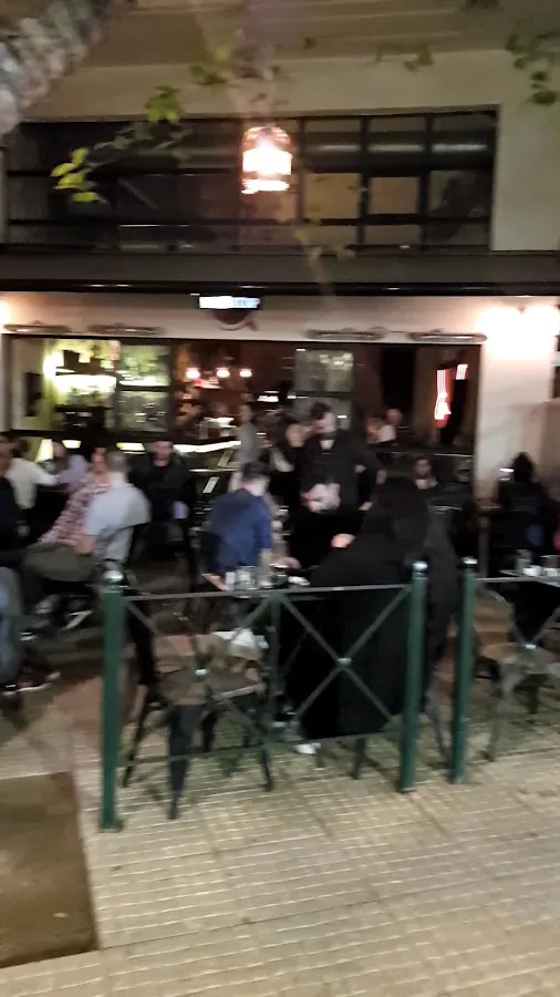 BookNoFees: Café – Mind The Cup – Athens – Achtung, der Pokal!, Foto 3