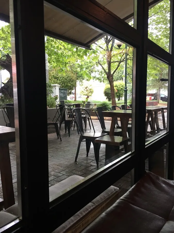 BookNoFees: Café – Mind The Cup – Athens – Achtung, der Pokal!, Foto 1