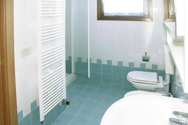 BookNoFees: Ferienwohnung in Cavallino-Treporti, Italien – Ein Badezimmer mit WC und Waschbecken im „Sunny Apartment On The Sea“ in Cavallino-Treporti