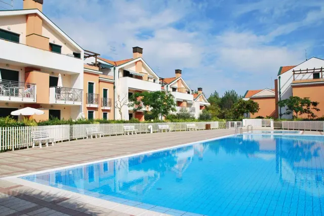 BookNoFees: Ferienwohnung in Cavallino-Treporti, Italien – ein grosser Pool vor einem Gebäude von „Sunny Apartment On The Sea“ in Cavallino-Treporti