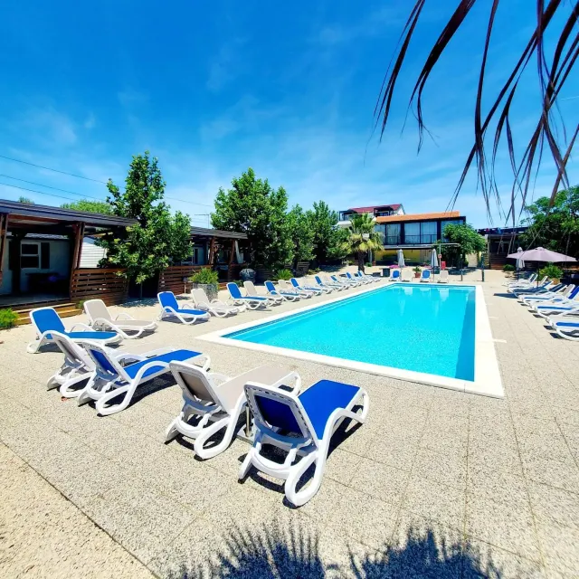 BookNoFees: Ruhiges Familien-Mobilheim mit Poolterrasse – Turanj