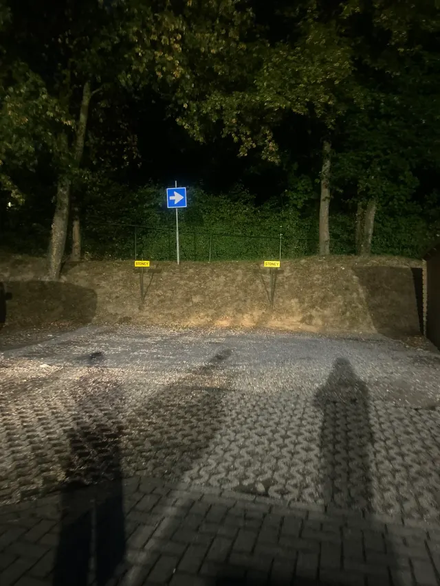 BookNoFees: Bar – Coffeeshop Down Under – Kerkrade – Gehweg mit Kopfsteinpflaster und Strassenschildern, Foto 2