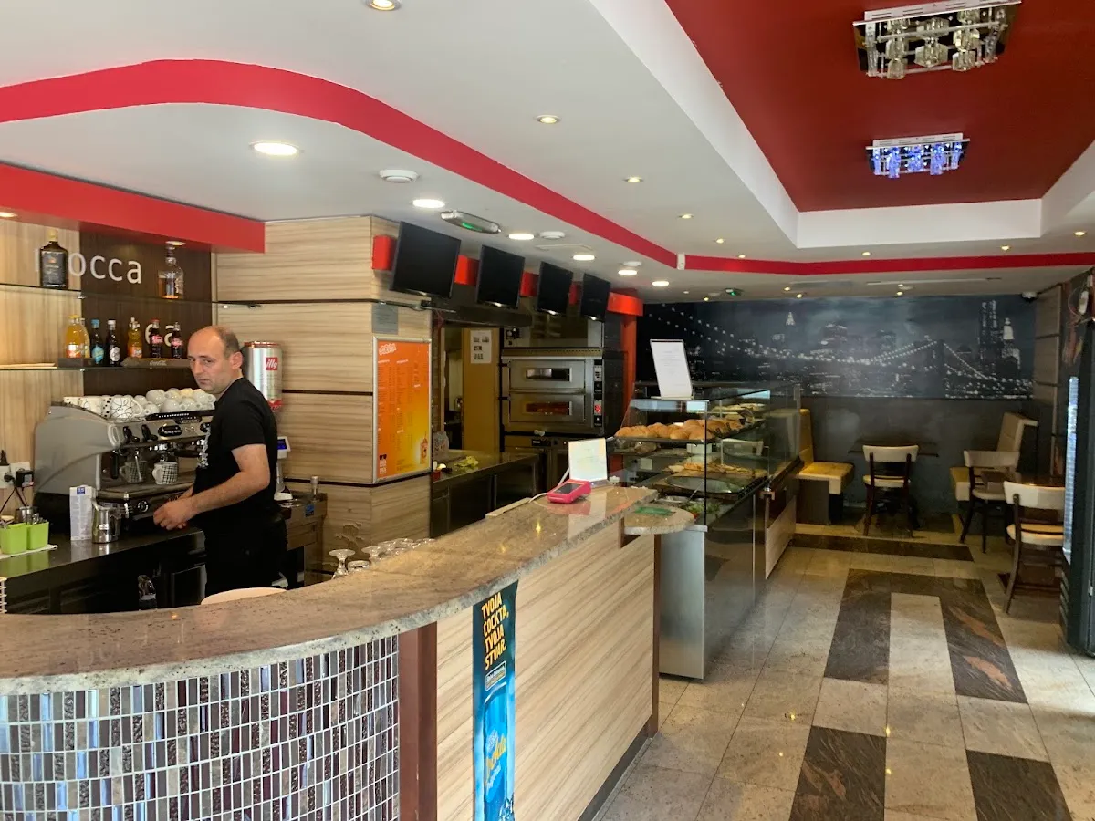 BookNoFees: Café – Kavarna in slaščičarna Leonard – Ljubljana – Café und Konditorei Leonard, Foto 1