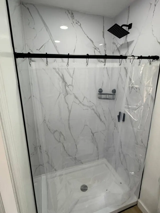 BookNoFees: Ferienwohnung in Cutler Bay, Vereinigte Staaten – Dusche mit Fliesen in Marmoroptik und schwarzen Armaturen