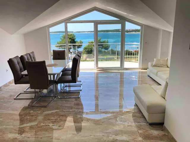 BookNoFees: Eine Hausetage der Luxus Strandvilla mit kostenfreien Strandliegen unter Pinien auf der privaten Strandparzelle – Medulin