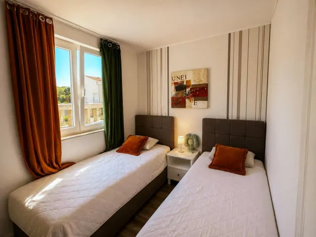 BookNoFees: Ruhige Ferienwohnung am Meer mit Balkon und Blick auf den Yachthafen – Petrcane