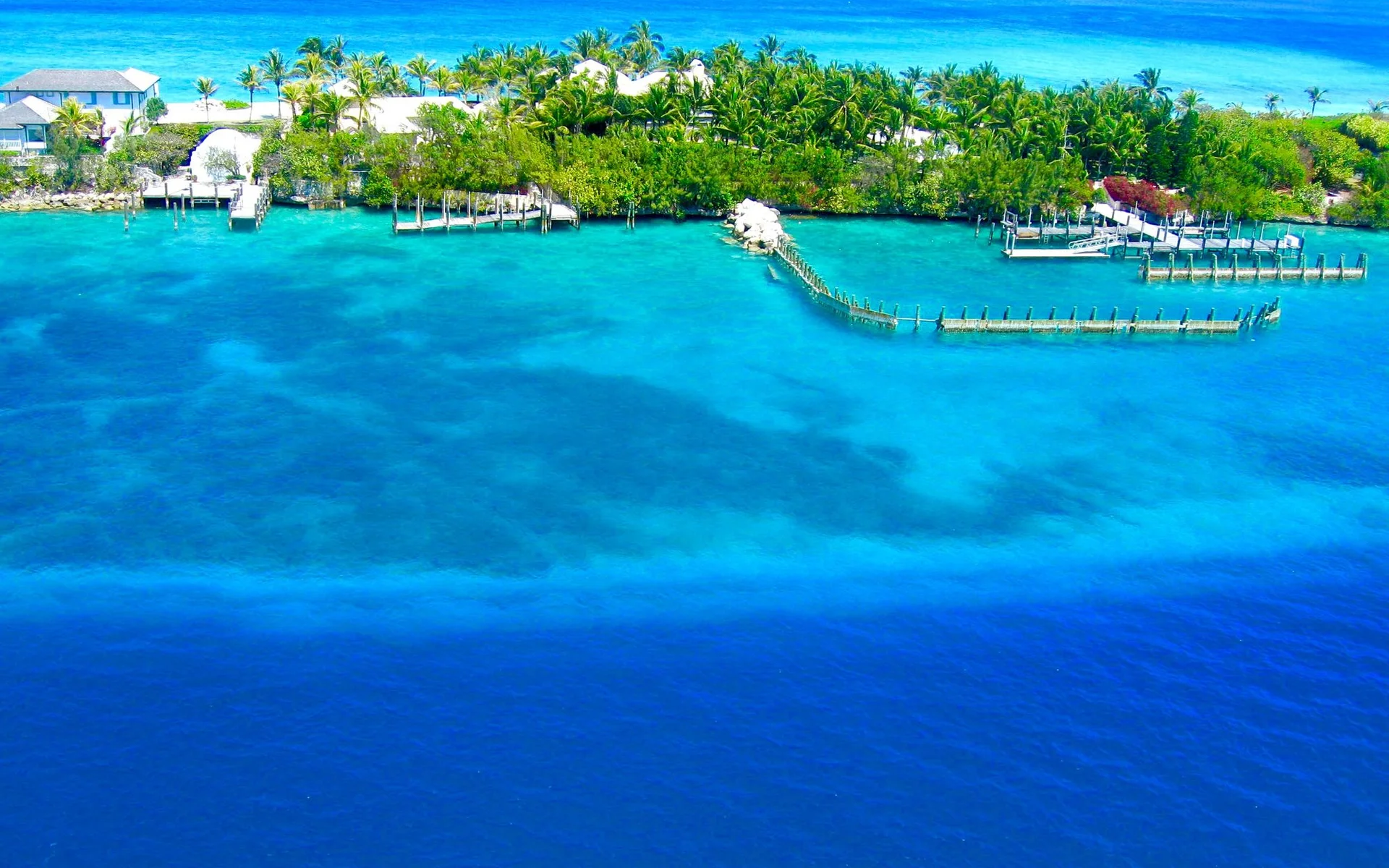 Vue aérienne de la côte de Nassau avec ses eaux turquoise