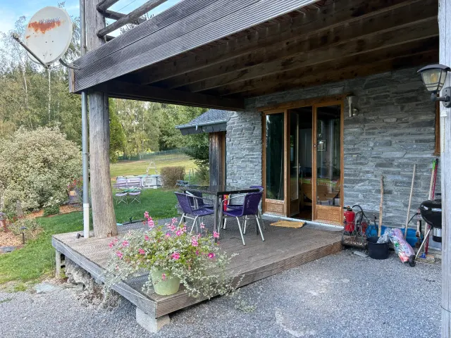 BookNoFees: Appartement calme en pleine nature avec terrasse couverte et piscine – Membre Sur Semois