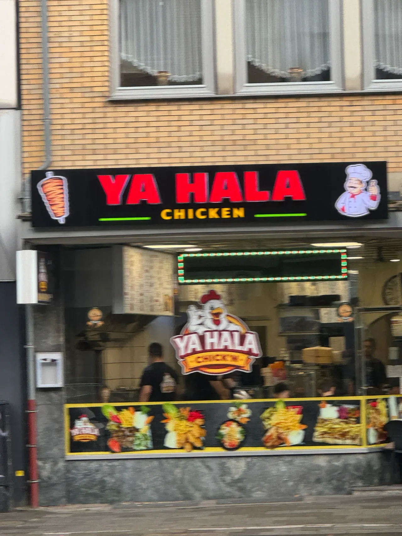 BookNoFees : Snack – Elite Döner – Aachen – Restaurant avec un logo représentant un poulet et une enseigne au néon, photo n° 1