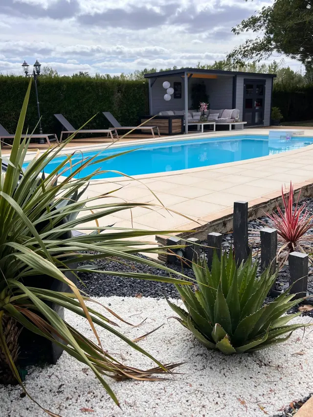 BookNoFees : location de vacances à Gennes-Val-De-Loire – Gîte de charme avec piscine privée et paillote