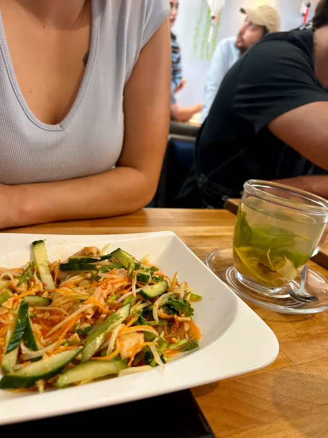 BookNoFees : Snack – Good morning Vietnam – Aachen – Restaurant proposant un plat de nouilles aux légumes et un verre de thé glacé, photo n° 5