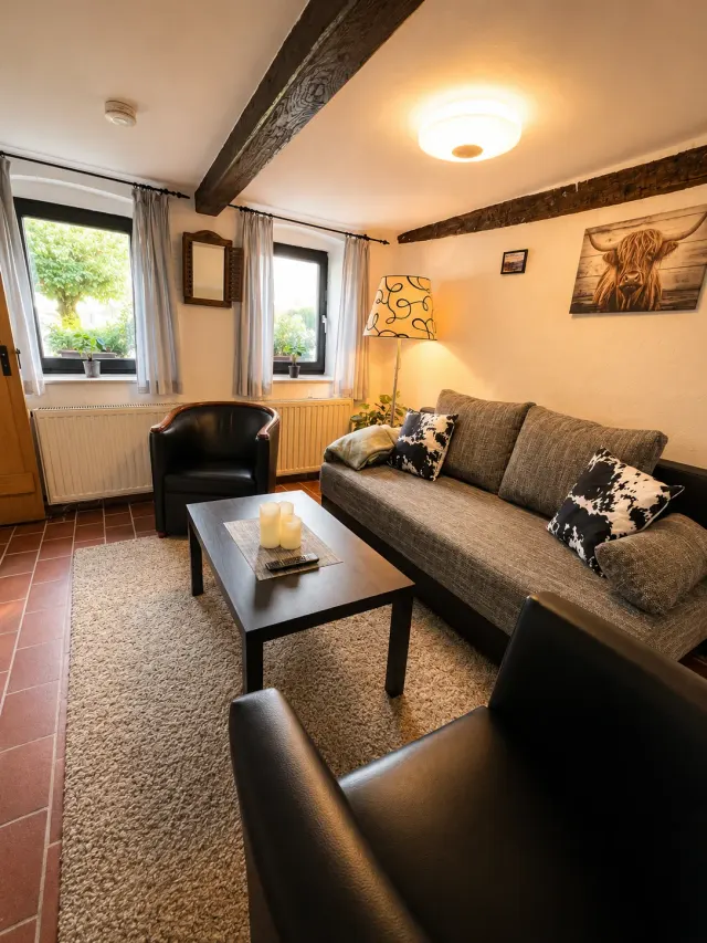 BookNoFees : location de vacances à Halenbach, Rhénanie-Palatinat, Allemagne – Salon avec canapé, fauteuils, table basse et poutres apparentes au plafond
